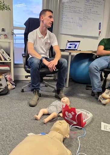 Formateur avec mannequins et défibrillateur de formation